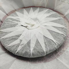 HelloYoung Yunnan Tea Lincang Iceland Single Plant Ancient Pu'er Raw Tea 357g Cake Tea