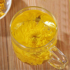 A large Cup of Organic Herbal Tea in Summer Gold Huang Ju 4 pieces chrysanthemum