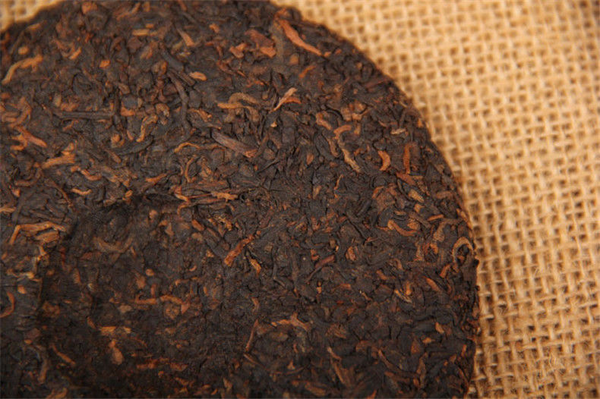 HelloYoung Ecology Green Shoots Golden Bud Pu-Erh Tea Cake 100gYunnan Cooked Puer Black Tea