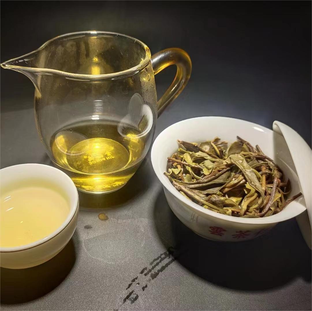 HelloYoung Yunnan Tea Lincang Iceland Single Plant Ancient Pu'er Raw Tea 357g Cake Tea Secondary image