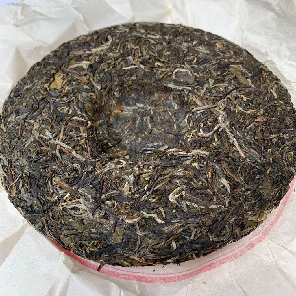 HelloYoung 357g Yunnan Yiwu Aged Ancient Tree Raw Pu'er Tea Cake 易武正山357g普洱茶饼