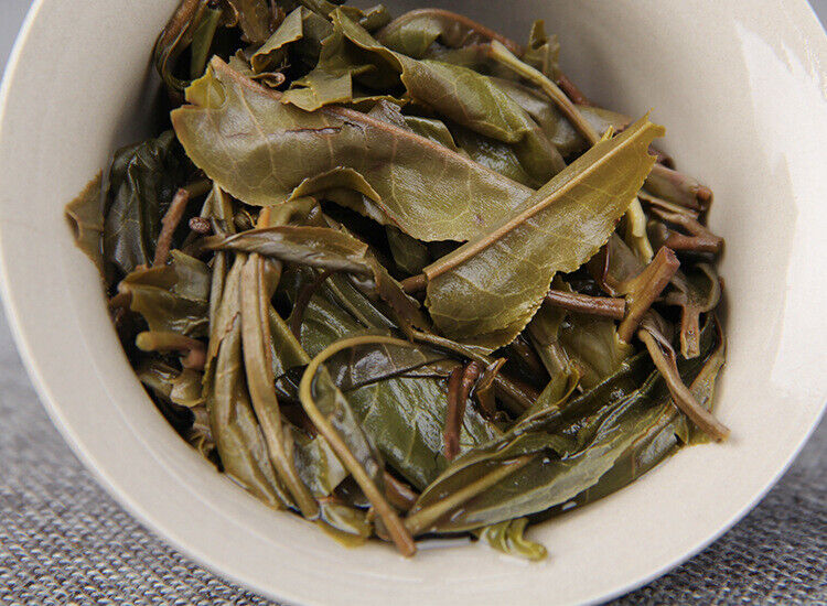 HelloYoung Pu'er Raw Tea Cake Yunnan Tea Cake 年南糯山古树纯料普洱茶生茶饼云南七子饼茶357g