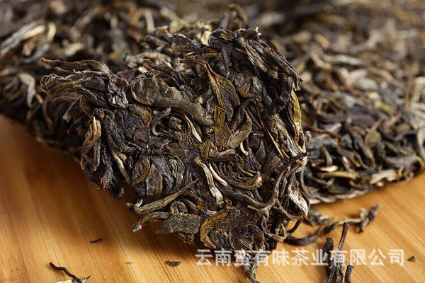 HelloYoung 357g Yunnan Pu'er Tea Da Xueshan Early Spring Ancient Raw Tea Seven Seed Cake