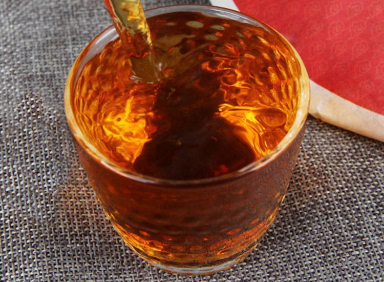 Yunnan Dianhong Tea Cake Fengqing Ancient Tree Wild Sun-Dried Red Tea 357g