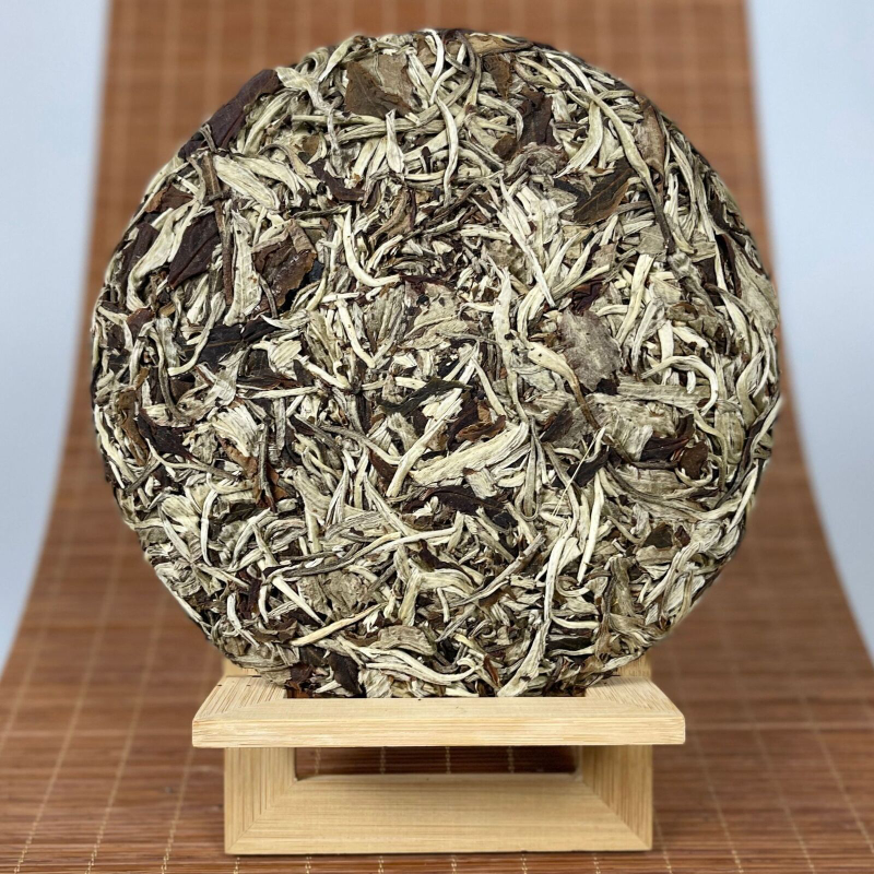 HelloYoung Yunnan Moonlight White Tea Cake White Peony 357g Main image