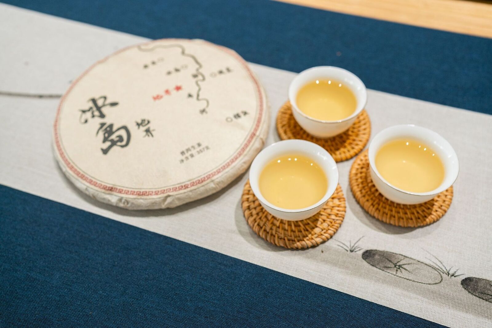 HelloYoung 357g Yunnan Ancient Pu'er Seven Seed Cake Tea Icelandic Land Boundary Raw Tea