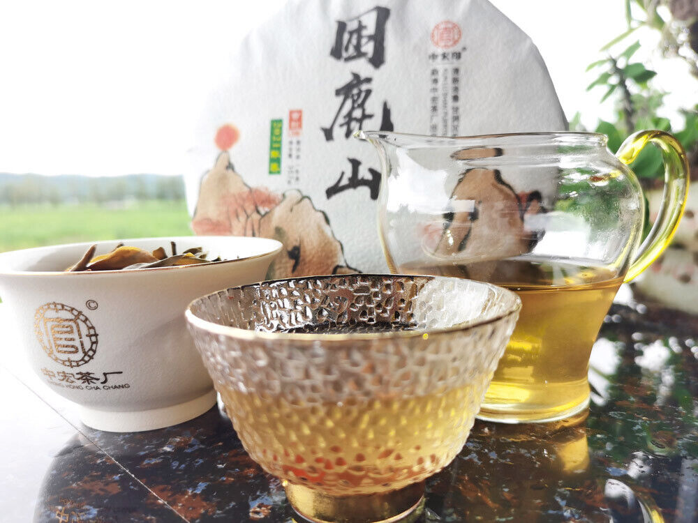 HelloYoung Sleeping Deer Mountain Ancient Tea First Spring Pu'er RawLeaf Tea Cake 12.6oz