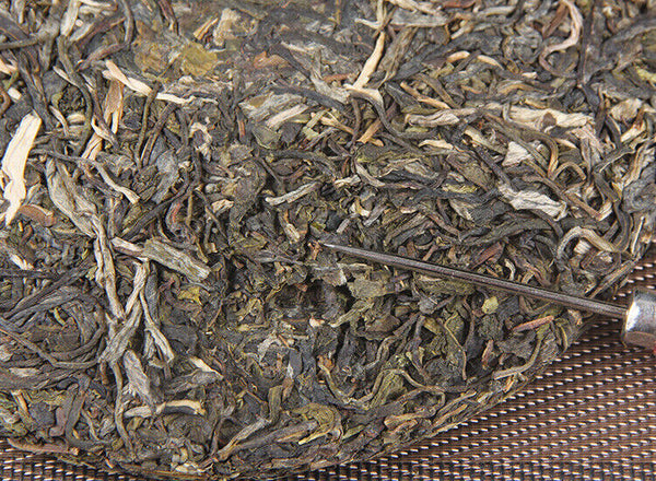 HelloYoung Icelandic raw tea cake spring tea pure sweet Mengku Pu'er seven seed cake tea