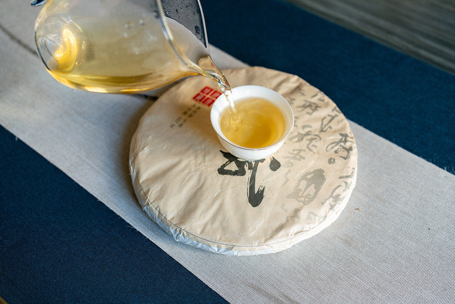 HelloYoung 357g Yiwu Zhengshan Pu'er Raw Tea Cake Yunnan Ancient Pu'er Seven Seed Cake Tea