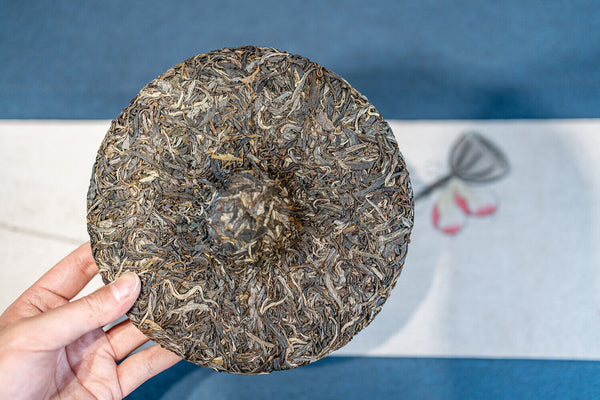 HelloYoung 357g DaXueshan Pu'er Raw Tea Yunnan First Spring Ancient Seven Seed Cake Tea