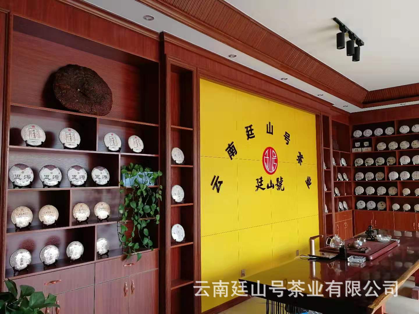 Lao Banzhang Pu'er Tea Cake Yunnan Qizi Cake Tea Old Ancient Tree Ripe Tea