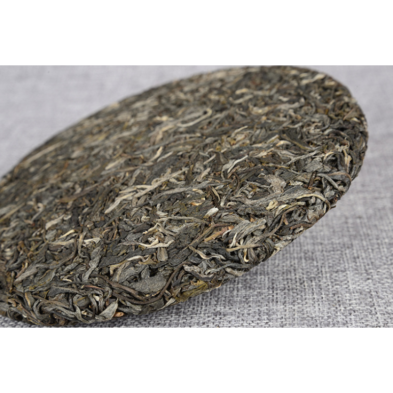 HelloYoung Spring Green Tea Icelandic Ancient Tree Tea 357g Yunnan Pu'er Tea Early