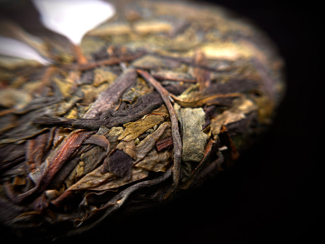 HelloYoung 357g Yunnan Pu'er tea cake seven seeds cake tea Iceland gold leaf pure raw tea