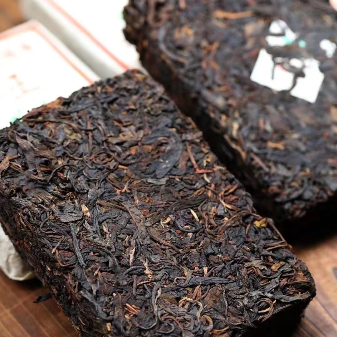 Yiwu Wild Tea Yunnan Ancient Tree Pu'er Tea Smoky Fragrance Raw Tea 300g