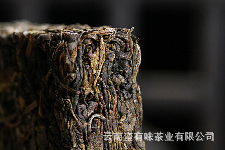 HelloYoung Yunnan Pu'er tea Lao Banzhang golden leaf raw tea 1pack of 4pieces 1bundle= 1kg