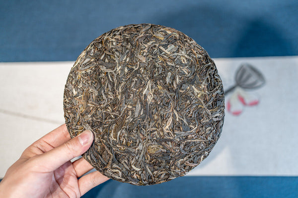 HelloYoung 357g DaXueshan Pu'er Raw Tea Yunnan First Spring Ancient Seven Seed Cake Tea