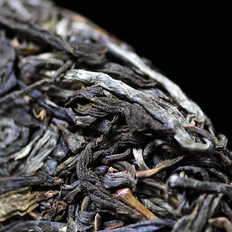 Pu-erh Raw Tea Yunnan Ancient Tree Pure Material Seven Seed Cake Spring Tea 200g