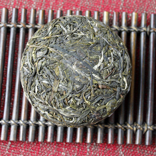 HelloYoung 100g Yunnan Pu'er tea Icelandic raw peacock green cake seven cakes Mengku tea