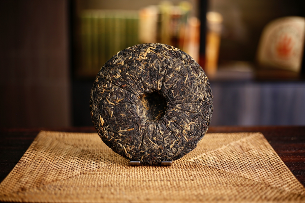 HelloYoung 357G Yunnan Dian Hong Fengqing black tea wild ancient tree black tea cake tea