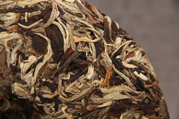 HelloYoung New Raw Tea Yunnan Pu'er Tea Moonlight White Cake Pure Handmade Trees 357g