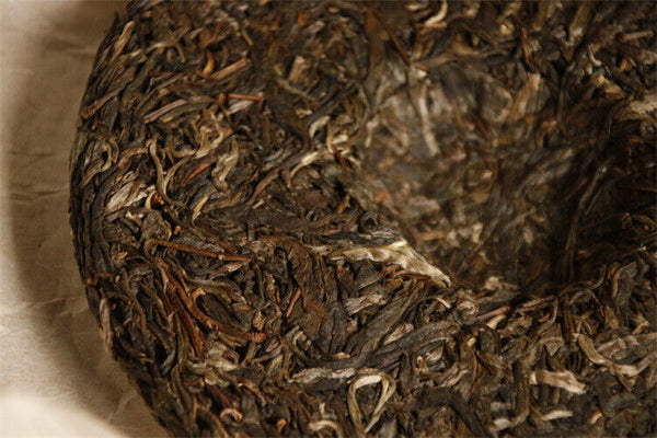 HelloYoung 357g Yiwu Ancient Tree Tea Mint Hetang Pu'er Tea Raw Tea Cake Fresh and Elegant