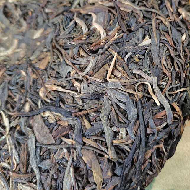 Raw Pu'er Tea Cake Organic Yunnan Pu'er Tea Hand-Pressed 357g Secondary image