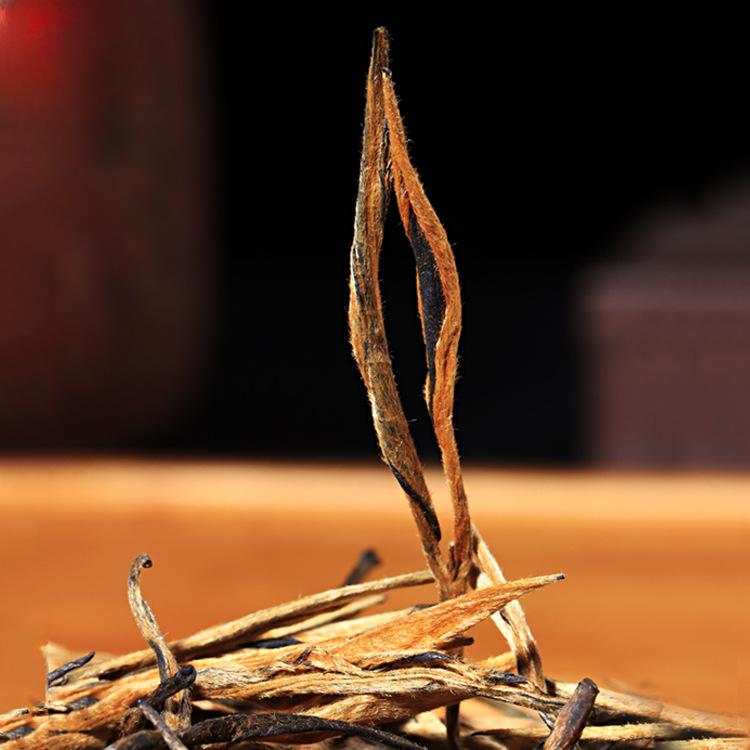 HelloYoung Yunnan Fengqing DianHong tea Pine Needle Un bourgeon une feuille Golden Needle Secondary image
