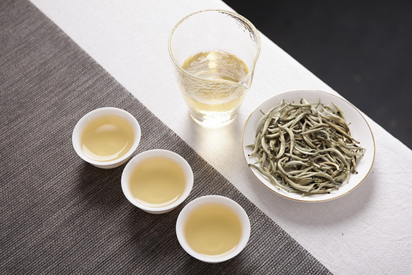 HelloYoung Pu'er raw tea white hair silver needle white hair single bud moonlight white tea