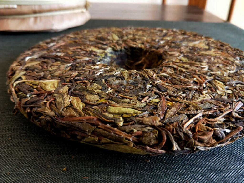 HelloYoung 357g Pu'er raw tea golden leaves golden Mengku yellow slices, seven seed cakes