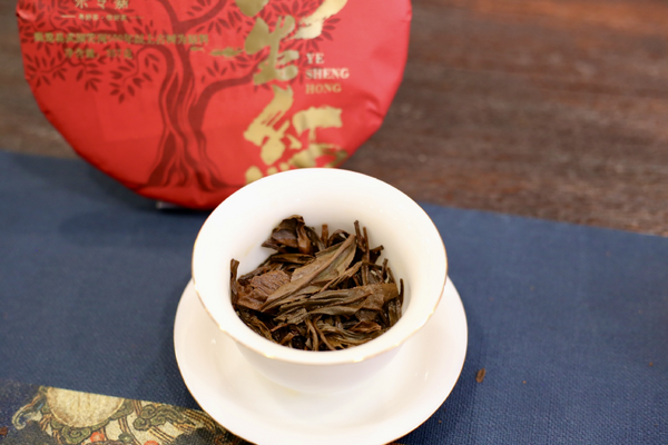 HelloYoung 357G Yunnan Dian Hong Fengqing black tea wild ancient tree black tea cake tea