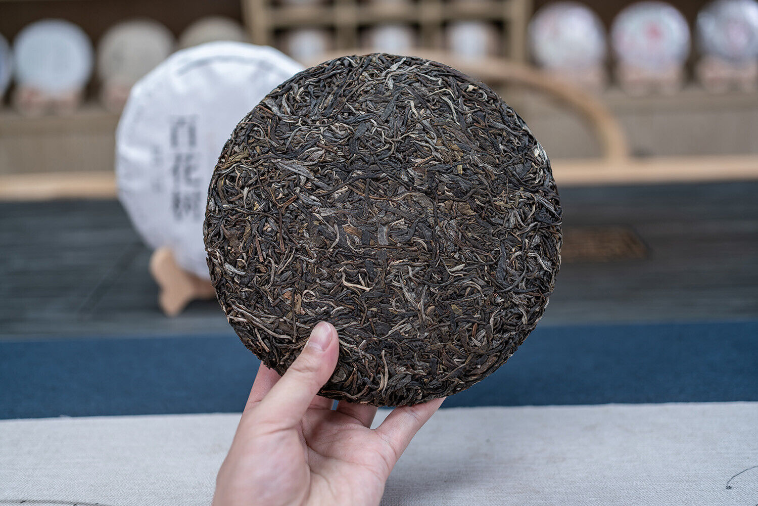HelloYoung 357g Yunnan Ancient Tree Pu'er Tea Yiwu Baihua Tree Pu'er Raw Tea Cake