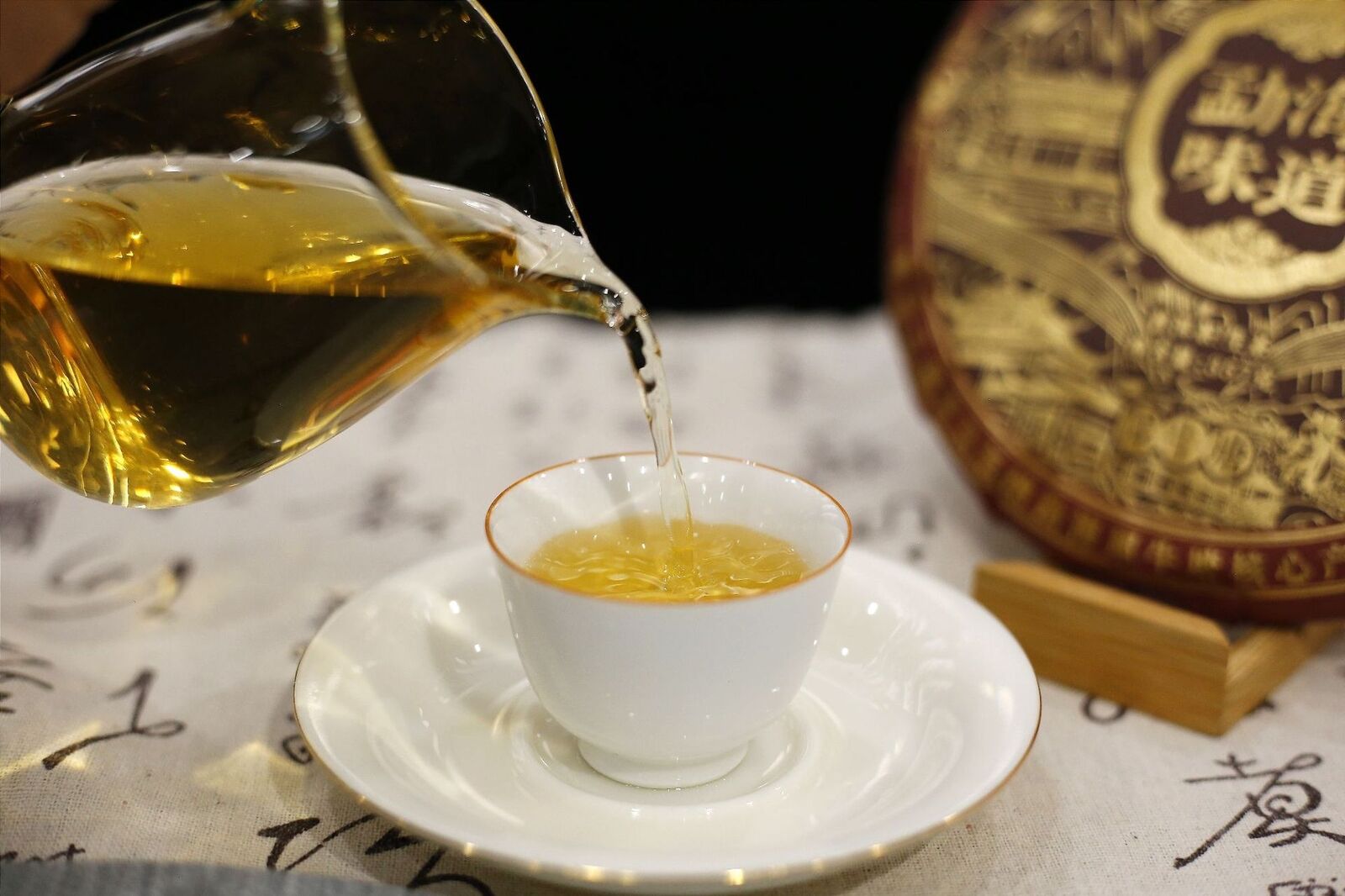 HelloYoung Rhinotang Yunnan Pu'er Tea Raw Tea Menghai Flavor Seven Seed Cake 357g/12.59oz