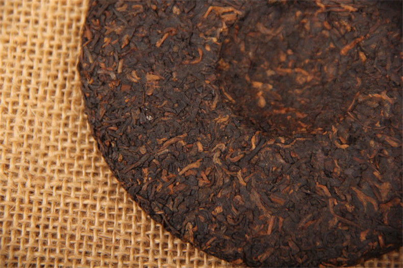 HelloYoung Ecology Green Shoots Golden Bud Pu-Erh Tea Cake 100gYunnan Cooked Puer Black Tea
