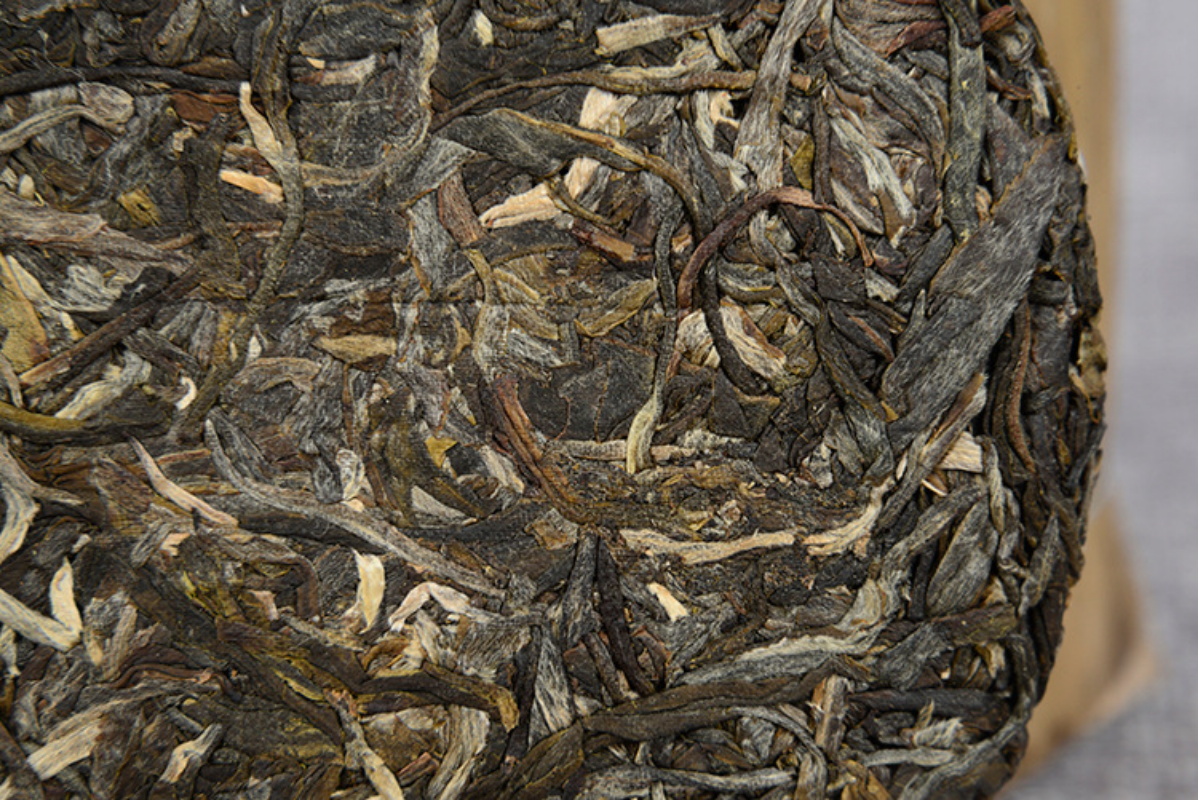 HelloYoung Yunnan Pu'er Tea 100g Icelandic Ancient Tree Raw Tea Cake Pu'er Raw Tea Cake