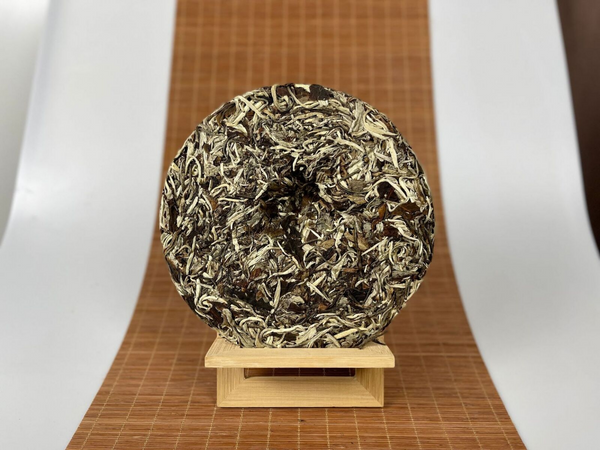 HelloYoung Yunnan Moonlight White Tea Cake White Peony 357g