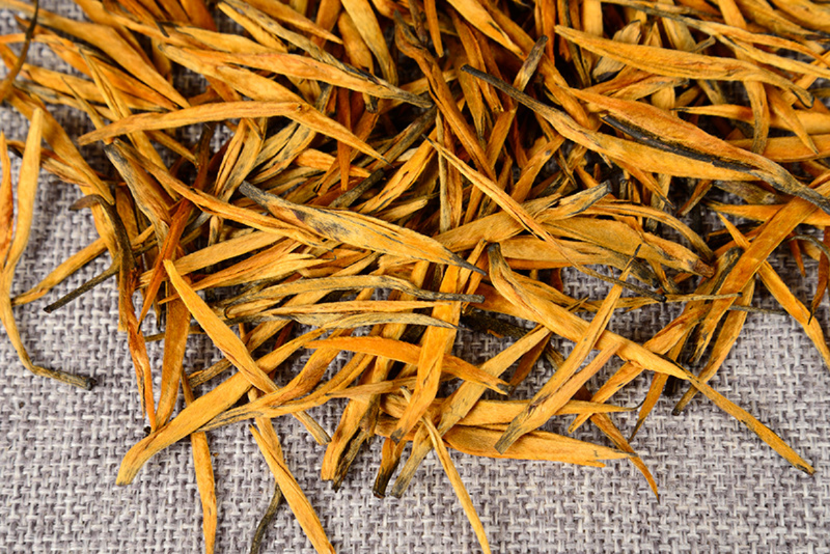 HelloYoung 500G Yunnan Fengqing black tea gold needle black tea whole bud straight strip