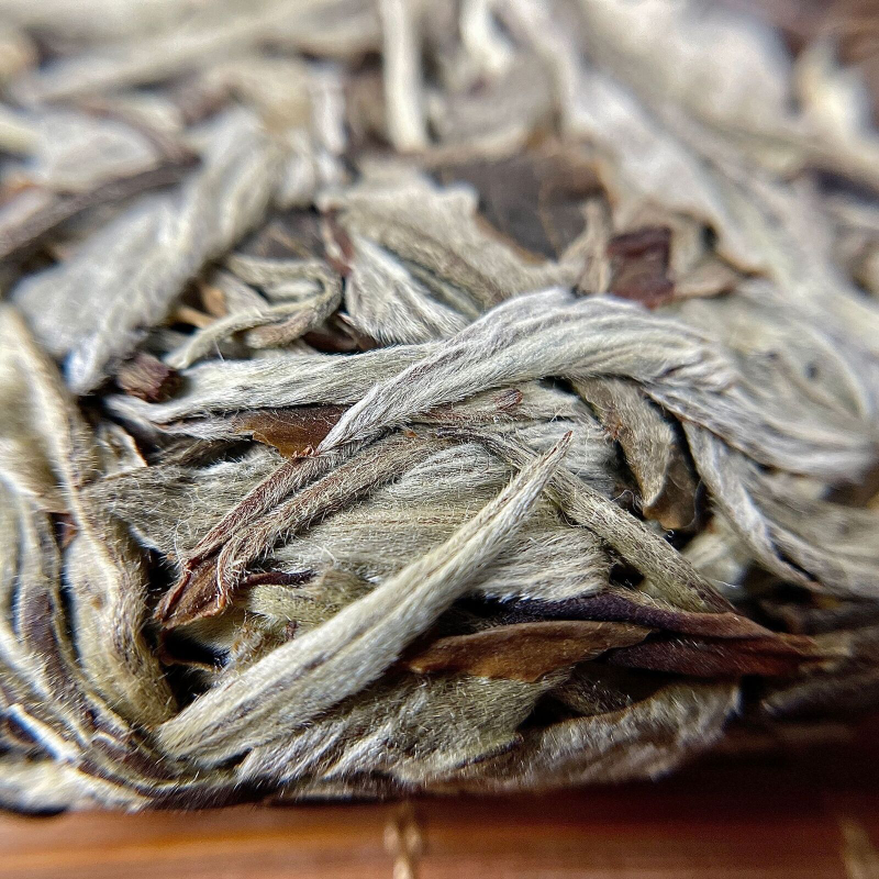 HelloYoung Yunnan Moonlight White Tea Cake White Peony 357g Secondary image