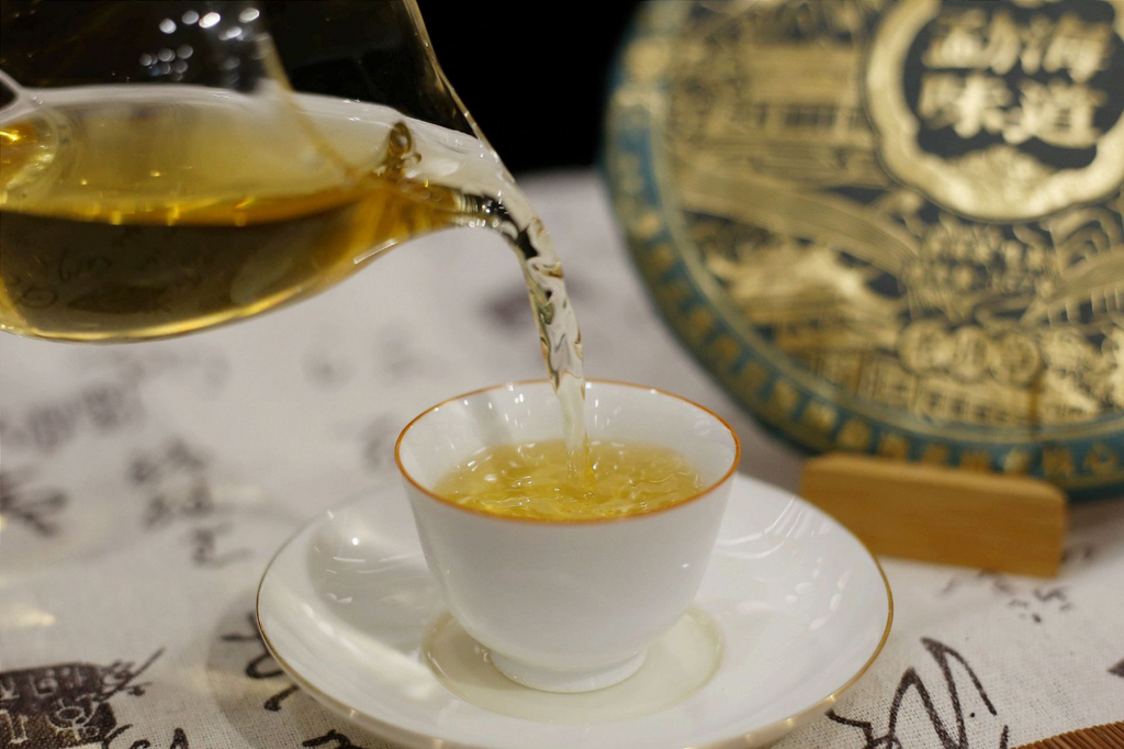 HelloYoung 357g Old Banzhang Yunnan Pu'er Tea Raw Tea Menghai Flavor Seven Seed Cake