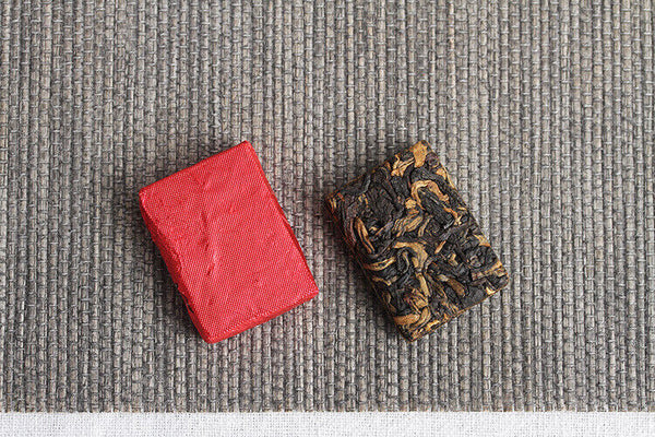 HelloYoung 500g Yunnan Fengqing Kung Fu Black Tea Dian Hong Xiao Tuocha Golden Square Brick