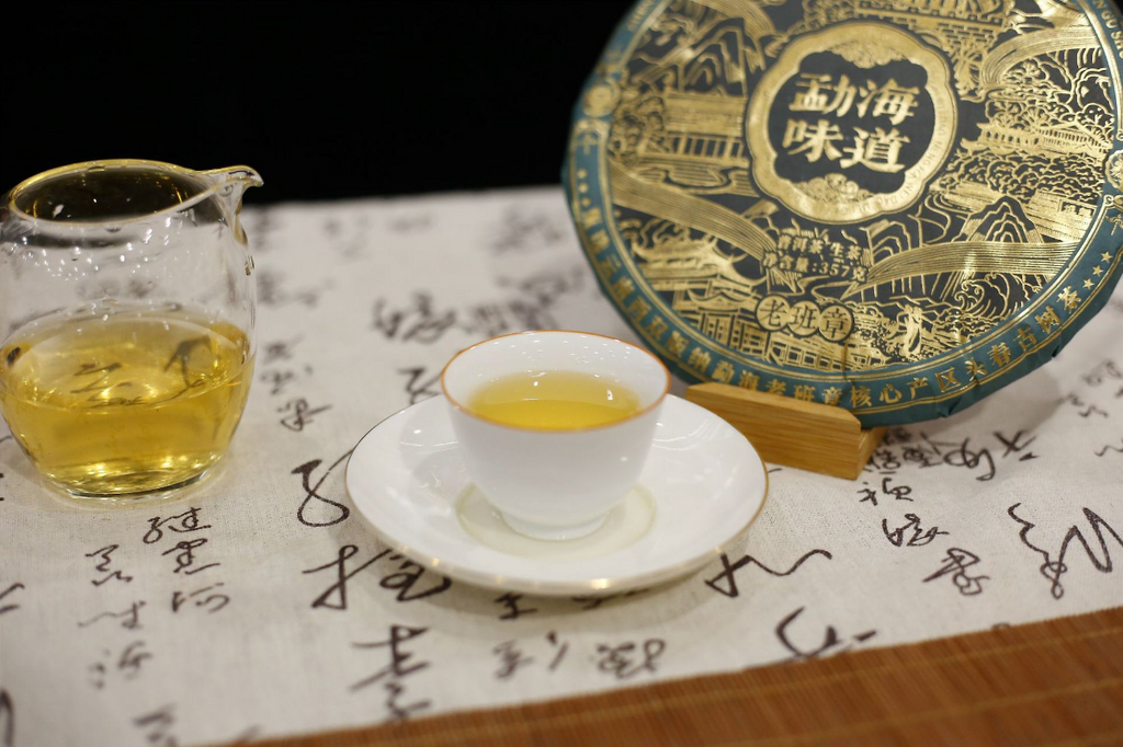 HelloYoung 357g Old Banzhang Yunnan Pu'er Tea Raw Tea Menghai Flavor Seven Seed Cake