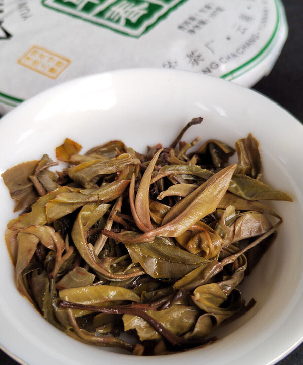 HelloYoung Pu-erh Raw Tea Cake Yunnan Pu-erh Tea 357g 云南七子茶饼 易武早春