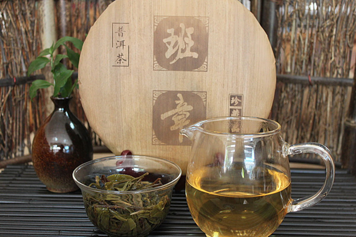 HelloYoung 357g High Quality Tea Cake Yunnan Pu'er Tea Pu'er Raw Tea Main image