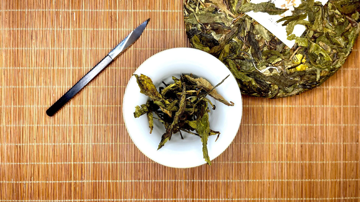 HelloYoung 357g Yunnan Pu'er tea cake seven seeds cake tea Iceland gold leaf pure raw tea