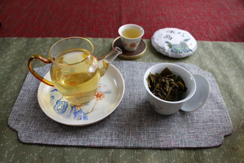 HelloYoung 100g Yunnan Pu'er tea Icelandic raw peacock green cake seven cakes Mengku tea
