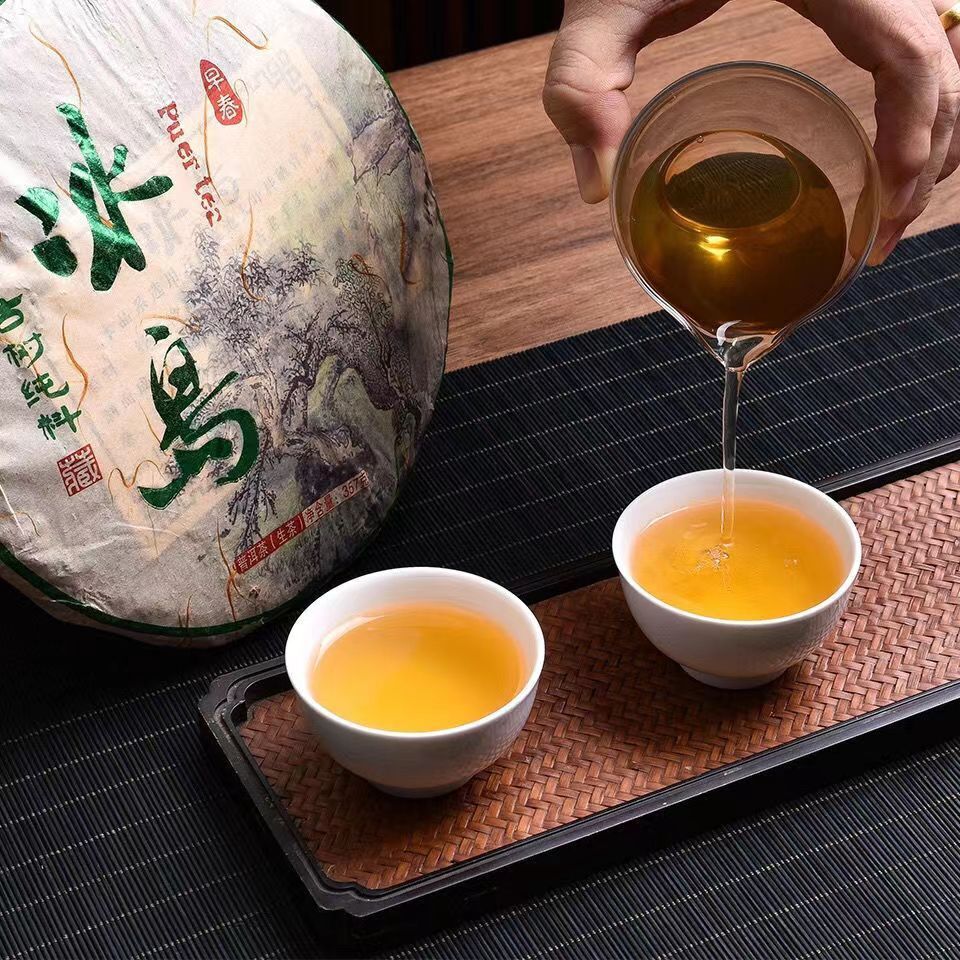 HelloYoung Icelandic Ancient Tree Old Banzhang Tea Cake 357g Yunnan Raw Pu'er Tea Cake Secondary image