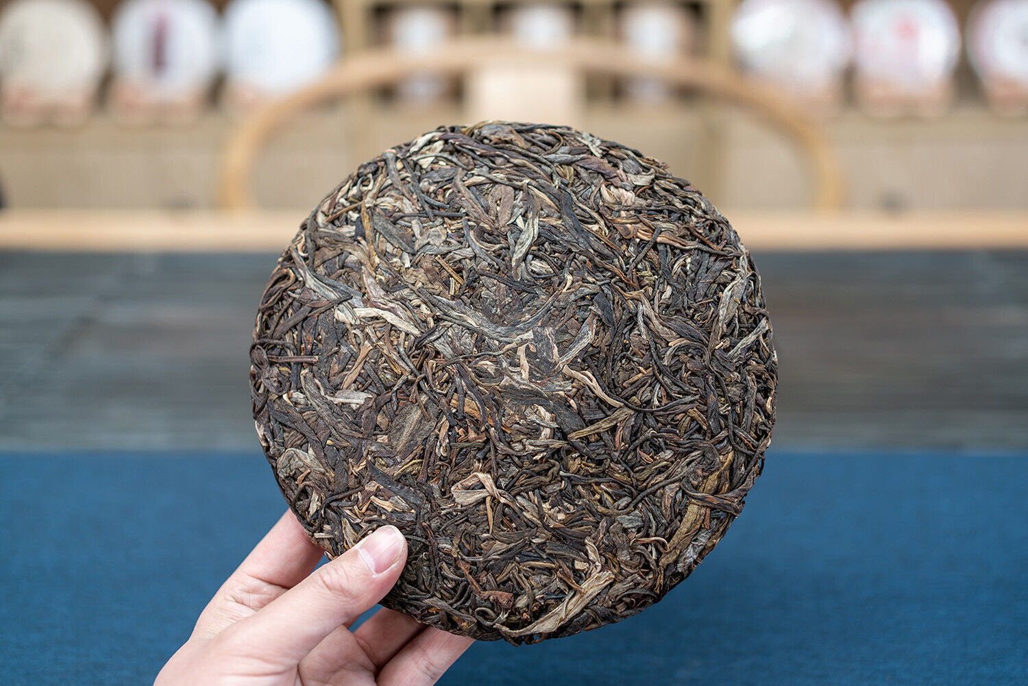 HelloYoung 357g Yiwu Heirloom Green Seal Pu'er Raw Tea Cake Yunnan Ancient Tree Cake Tea
