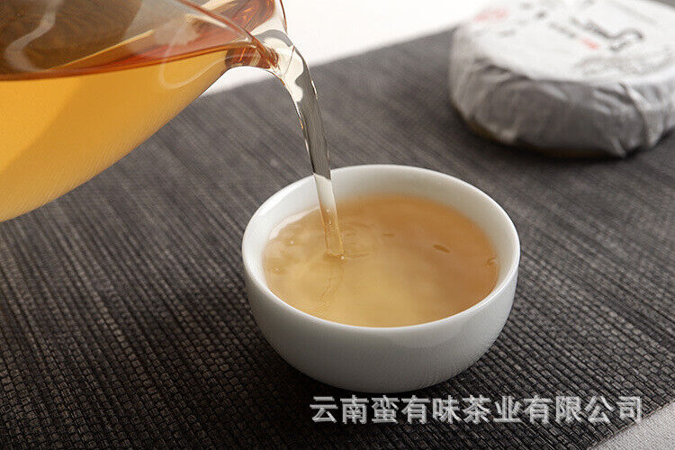 HelloYoung 100g Pu'er Tea Le Xing Xiang Icelandic Ming Qian Spring Tea(Mooncake Shape)