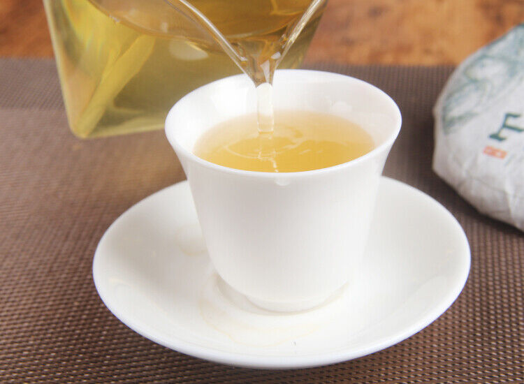 HelloYoung 100g Yunnan Menghai Sleeping Deer Mountain Sun Green Pu'er Raw Tea Cake