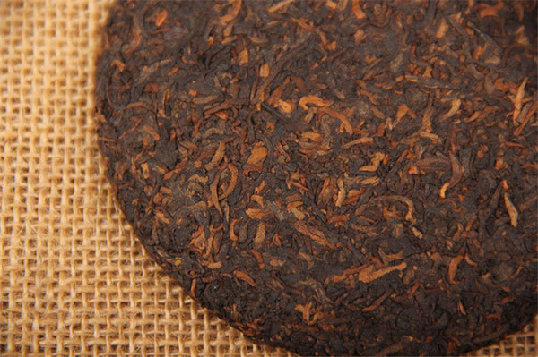 HelloYoung Ecology Green Shoots Golden Bud Pu-Erh Tea Cake 100gYunnan Cooked Puer Black Tea