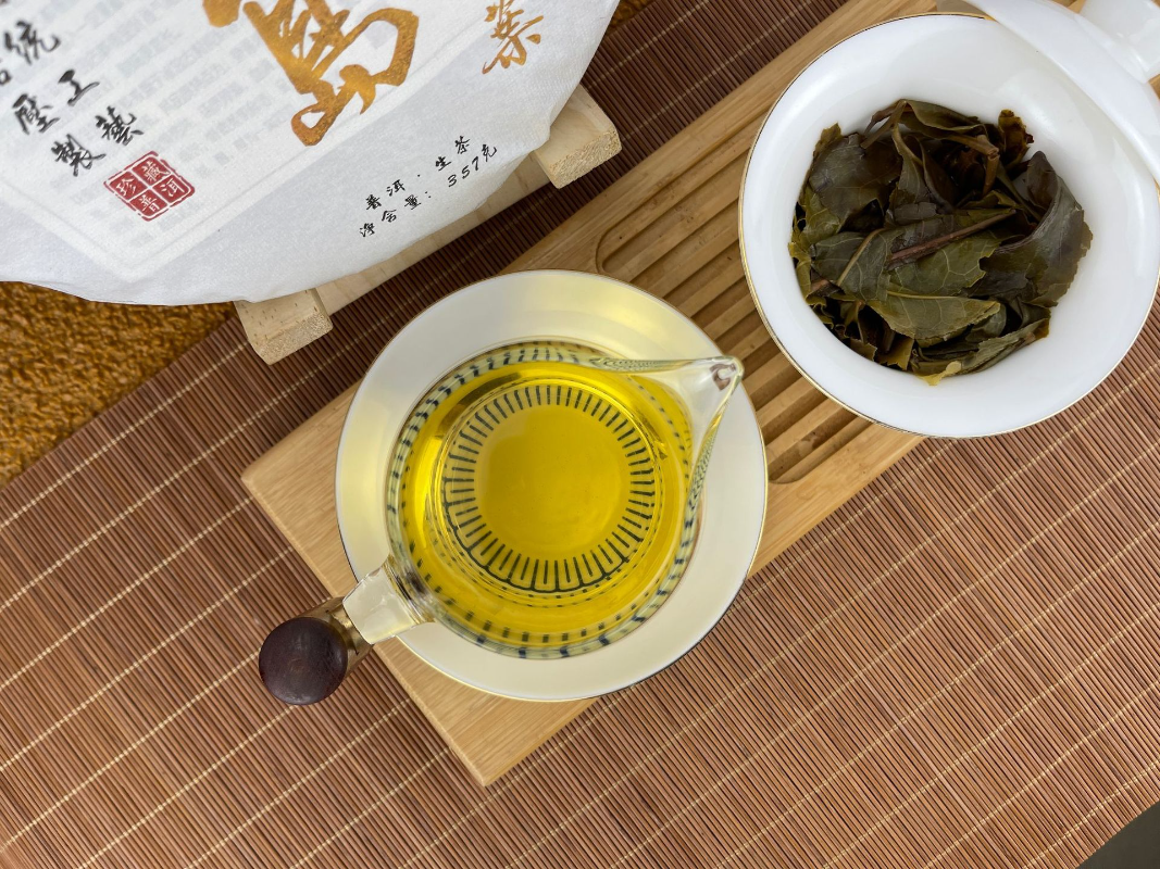 HelloYoung 357g Yunnan Pu'er tea cake seven seeds cake tea Iceland gold leaf pure raw tea